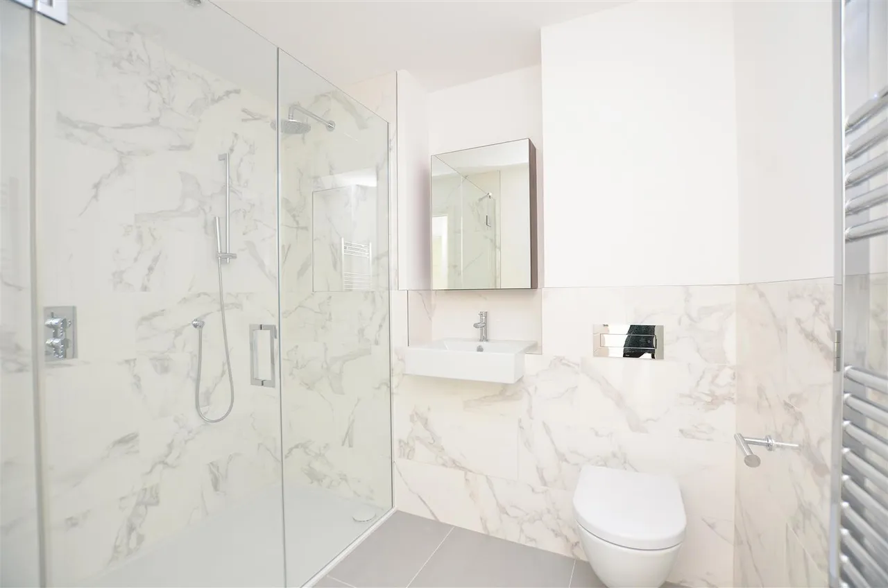 Pinewood Gardens, Teddington, TW11, photo 5