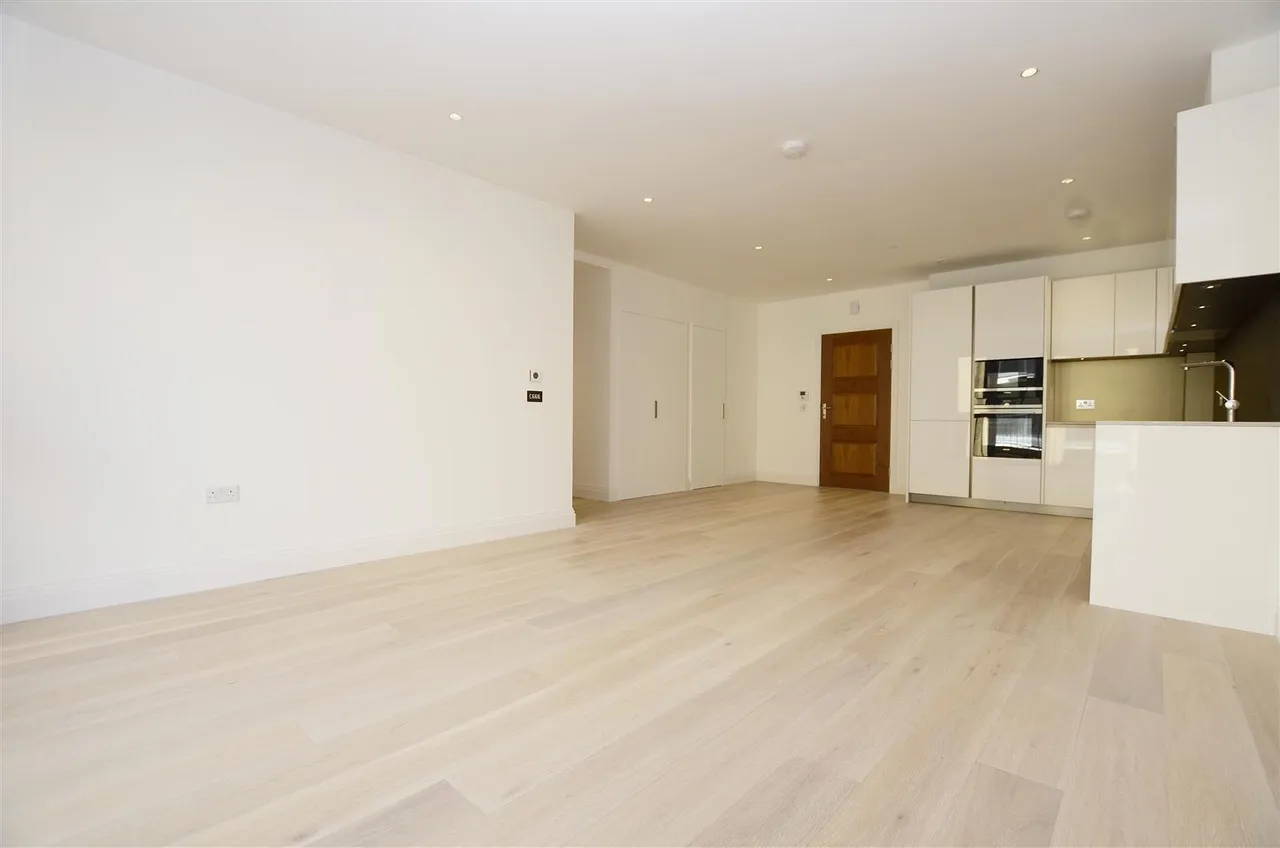 Pinewood Gardens, Teddington, TW11, photo 3