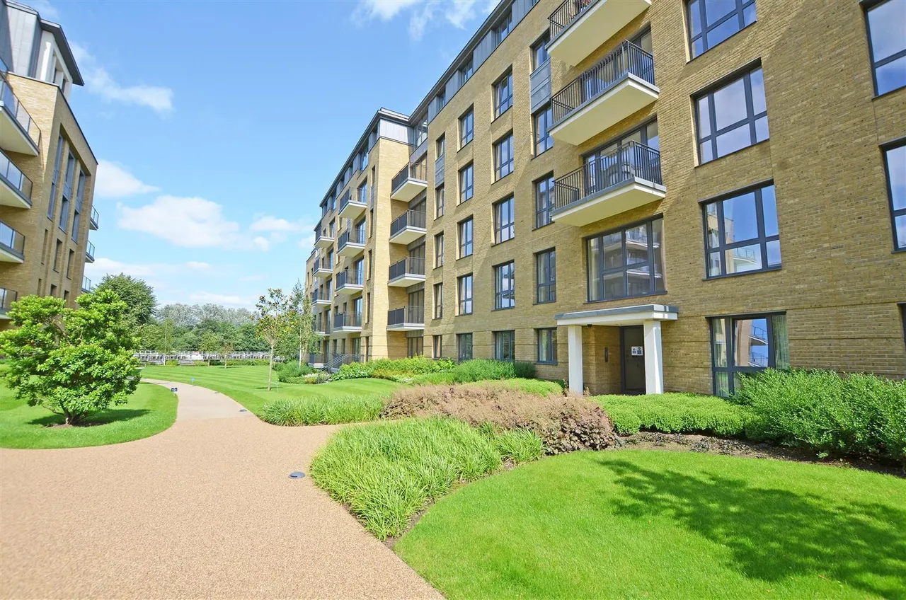 2 bed flat to rent, Pinewood Gardens, Teddington, TW11