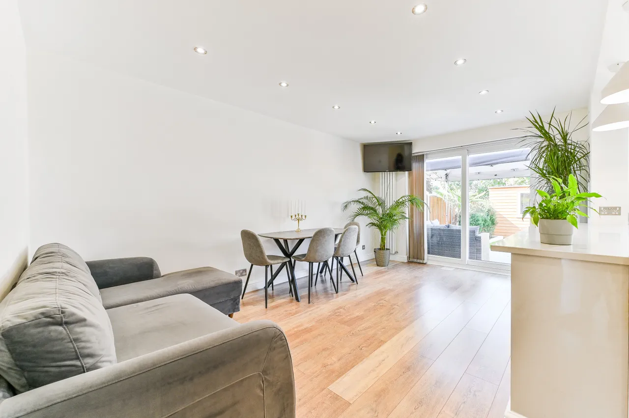 12 Dinsdale Gardens, London, photo 2