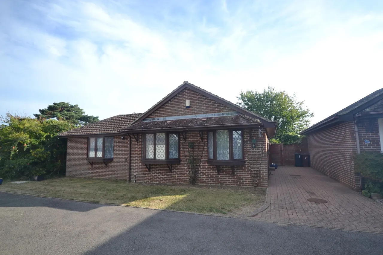 3 bed property for sale, Chayle Gardens, Selsey, PO20