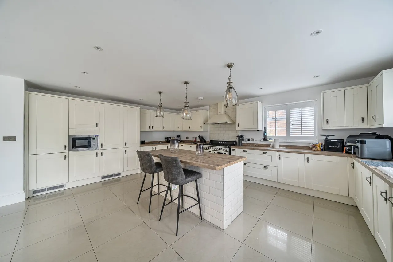 Robin Hood Lane, Chatham, ME5, photo 22