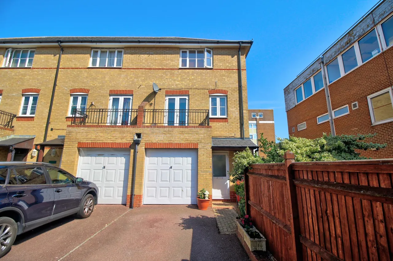 3 bed house for sale, Avenue Lane, Eastbourne, BN21