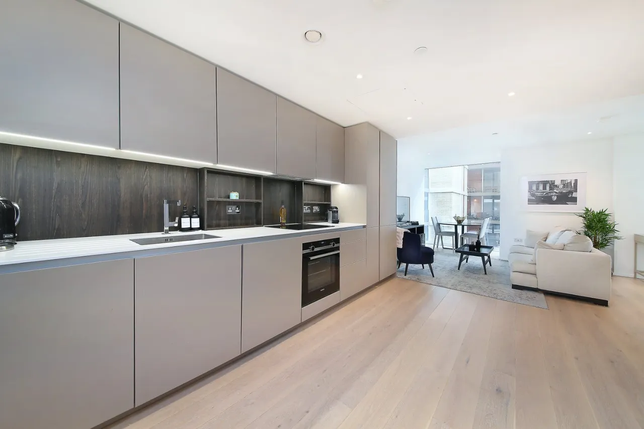 York Place, London, SW11, photo 2