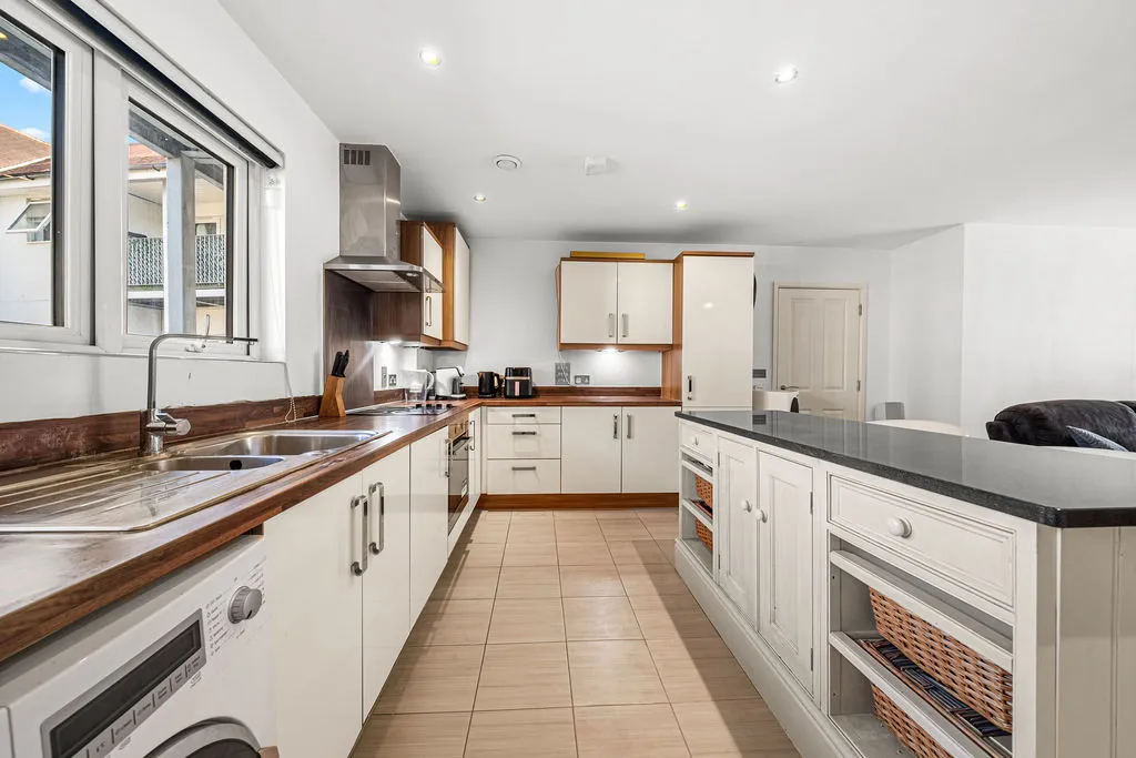 Howden Drive, Row Town KT15 1EA, photo 3