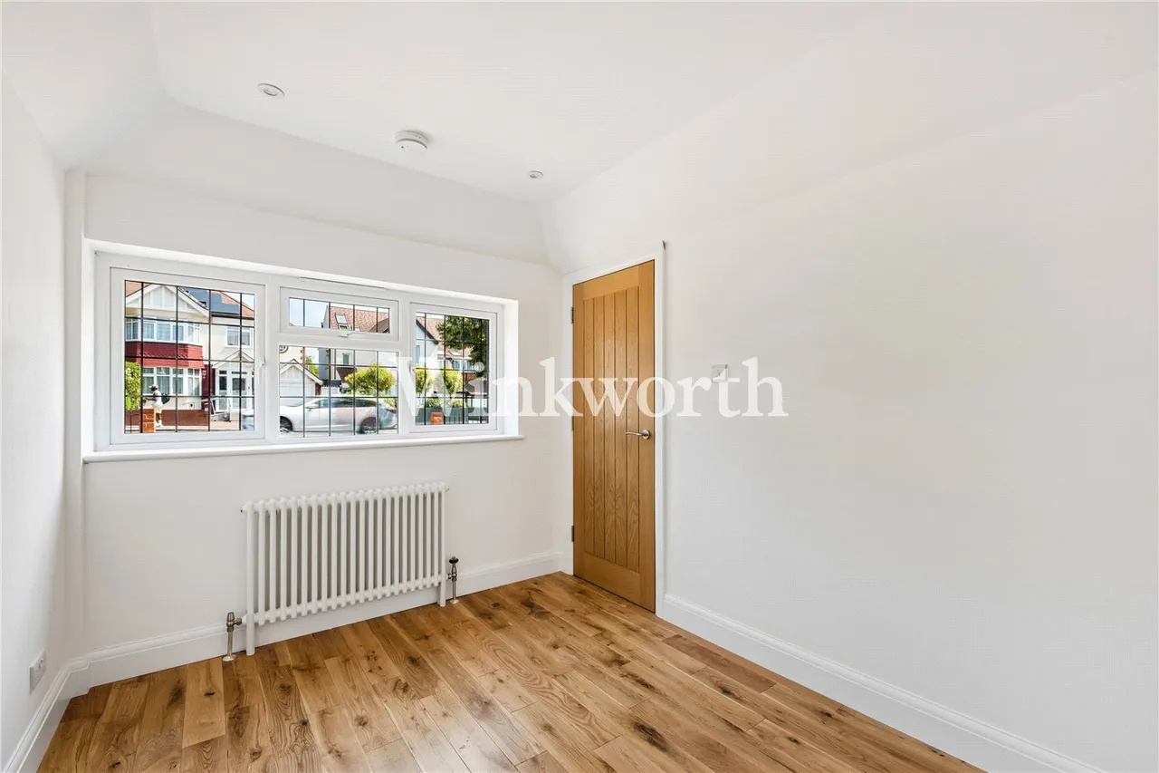 Powys Lane, London, N13, photo 9