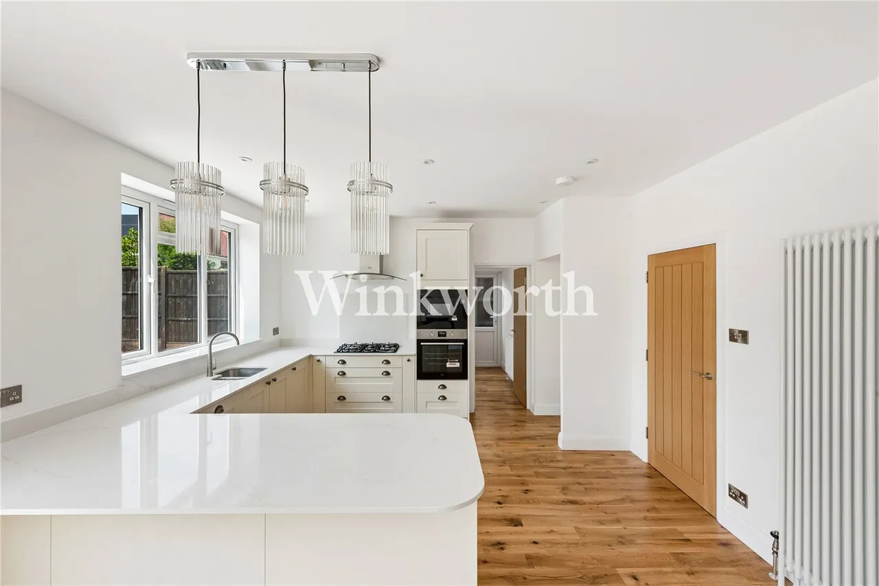 Powys Lane, London, N13, photo 4