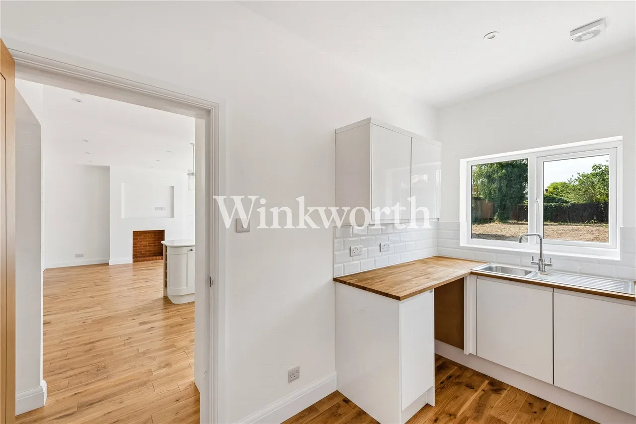 Powys Lane, London, N13, photo 6