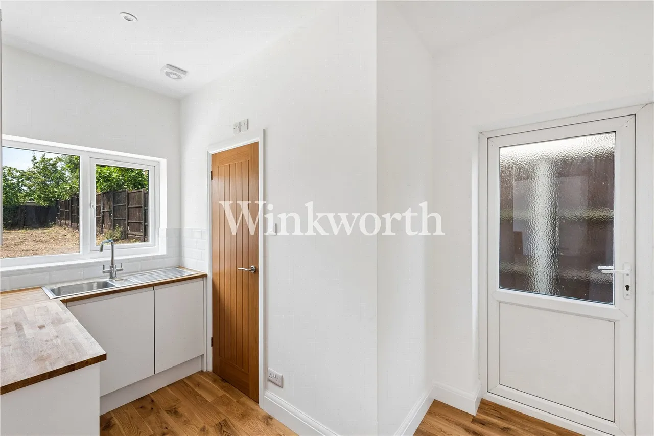 Powys Lane, London, N13, photo 7