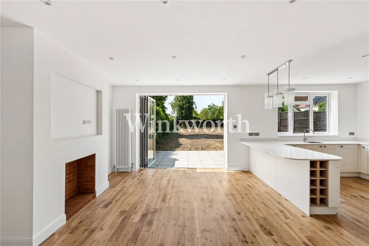 Powys Lane, London, N13, photo 3