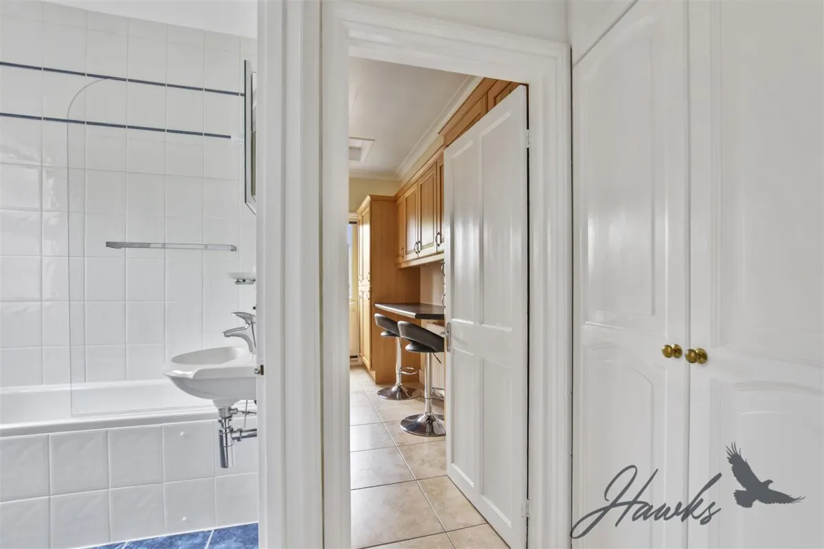 Mafeking Avenue, Brentford, TW8, photo 9