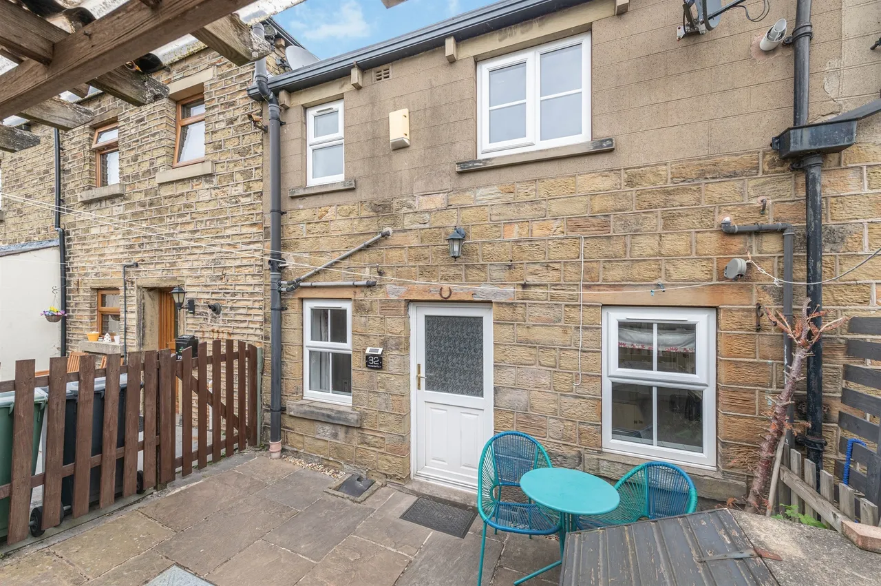 2 bed house for sale, Commercial Road, Skelmanthorpe, HD8