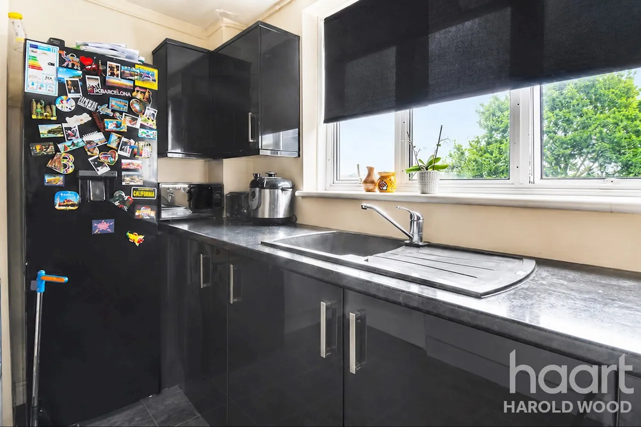 Trowbridge Road, Harold Hill, RM3, photo 3