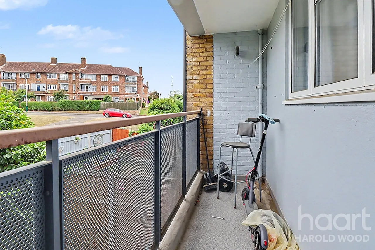 Trowbridge Road, Harold Hill, RM3, photo 6