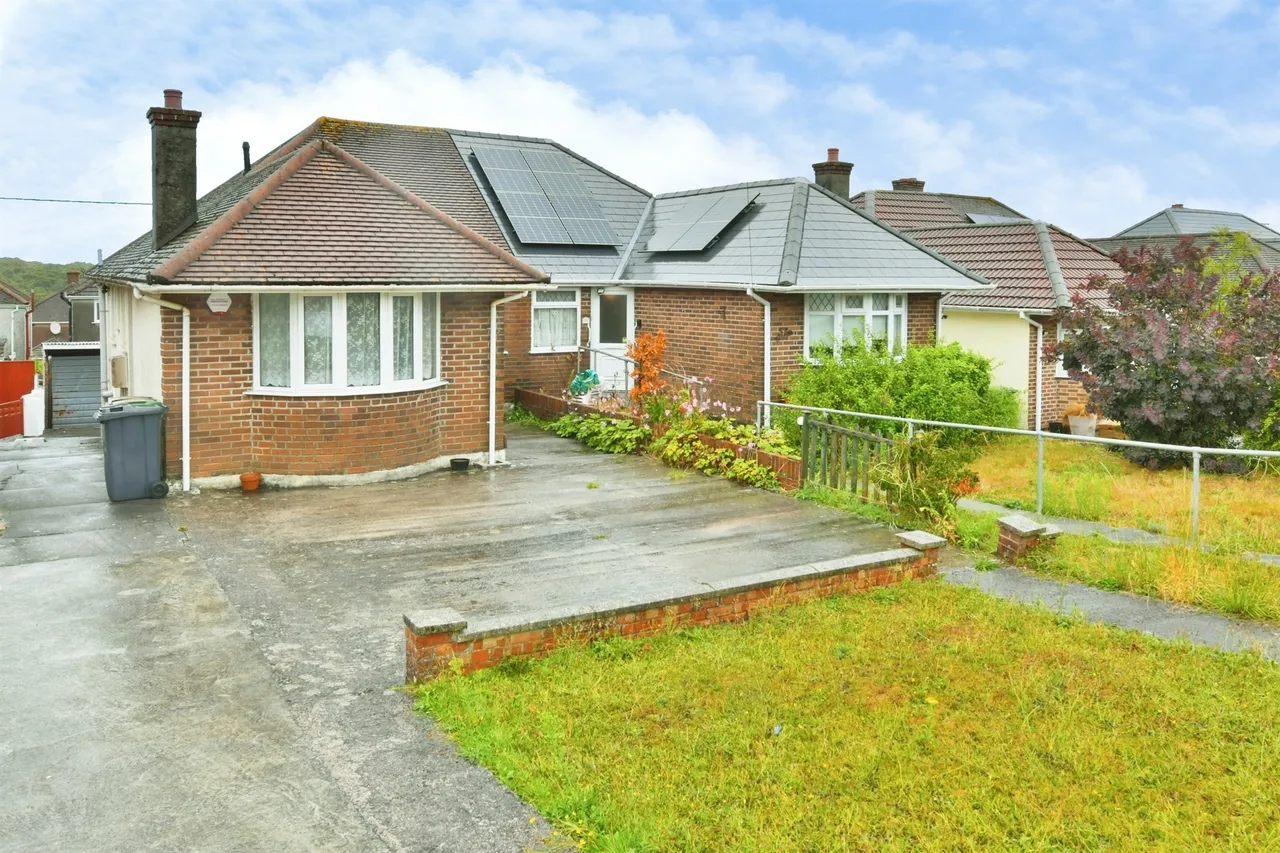 3 bed house for sale — Marina Road, Plymouth