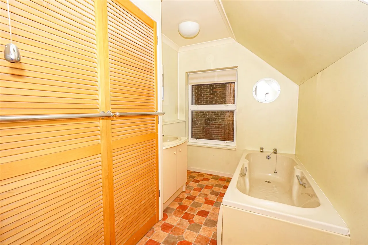 Hollington Old Lane, St Leonards-On-Sea, photo 28