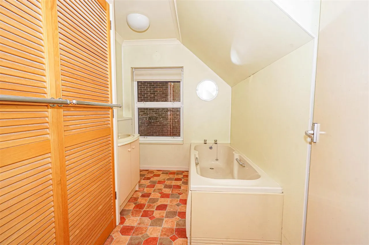 Hollington Old Lane, St Leonards-On-Sea, photo 16