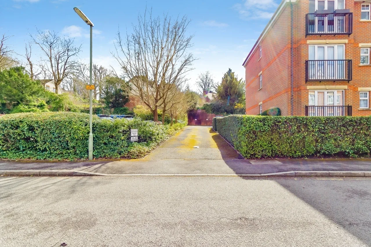 Eothen Close, Caterham, Surrey, ., CR3, photo 13