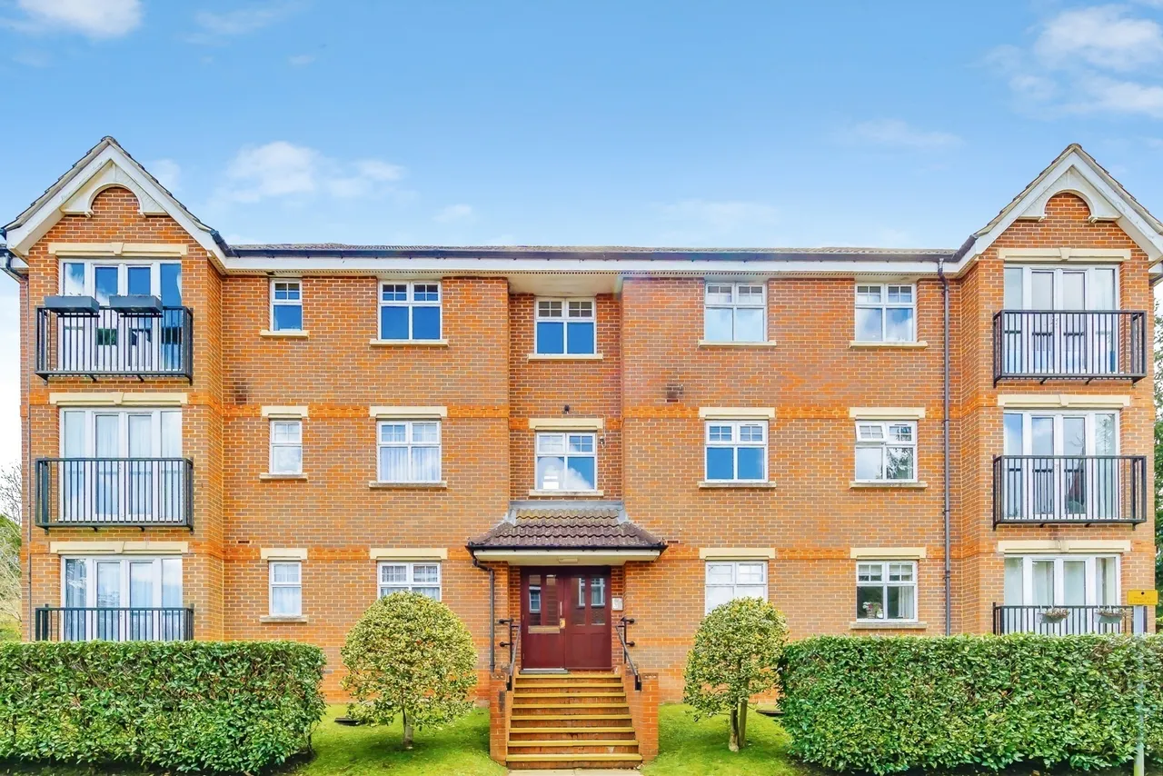 2 bed flat for sale — Eothen Close, Caterham, Surrey, ., CR3