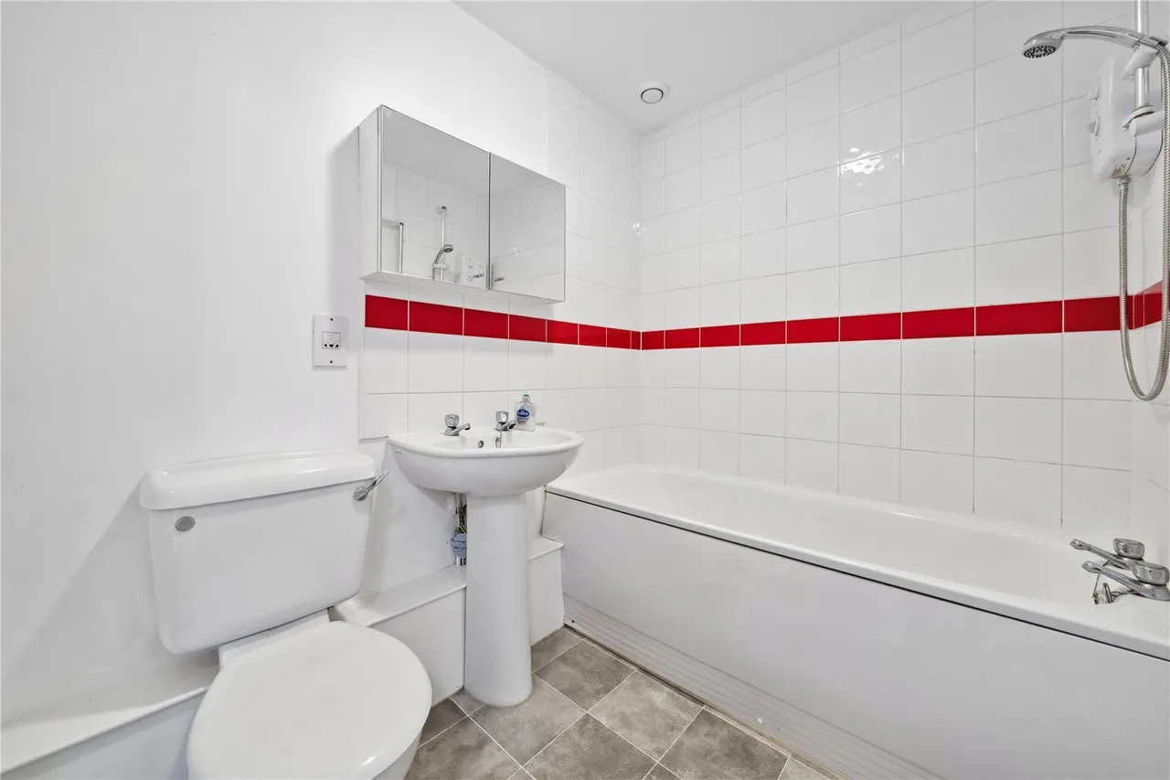 High Street, Brentford, TW8, photo 7