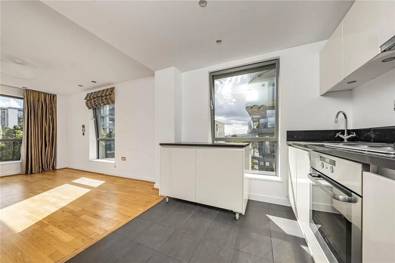 Great West Road, Brentford, TW8, photo 2