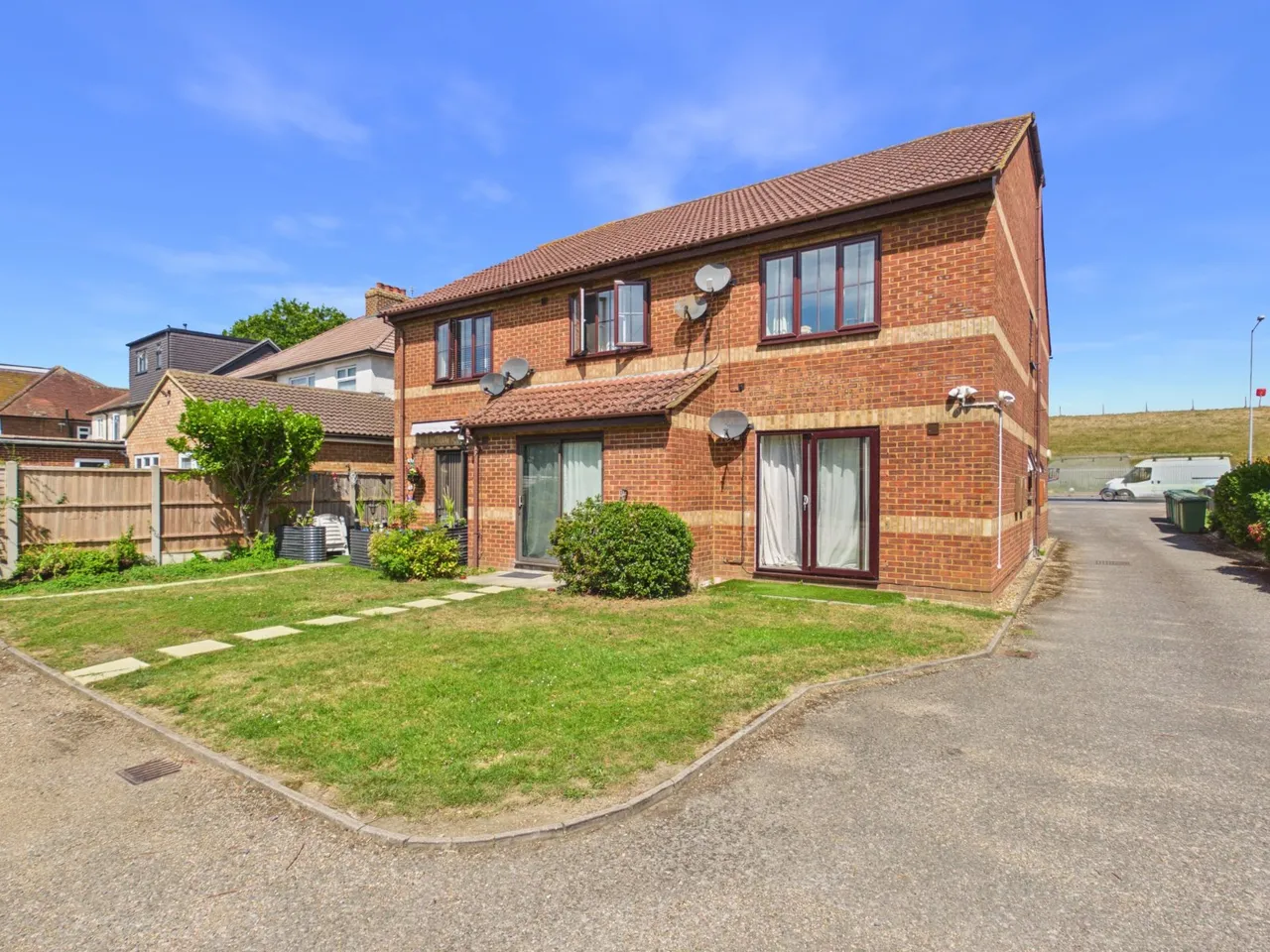 London Road, Ashford, TW15, photo 7