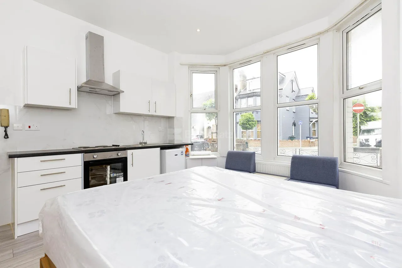 Ash Grove, London, NW2, photo 2