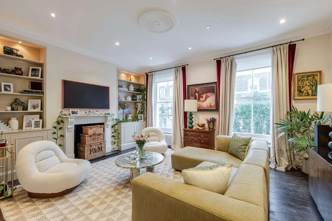 3 bed flat for sale — Abingdon Road, London, United Kingdom, W8 6AW
