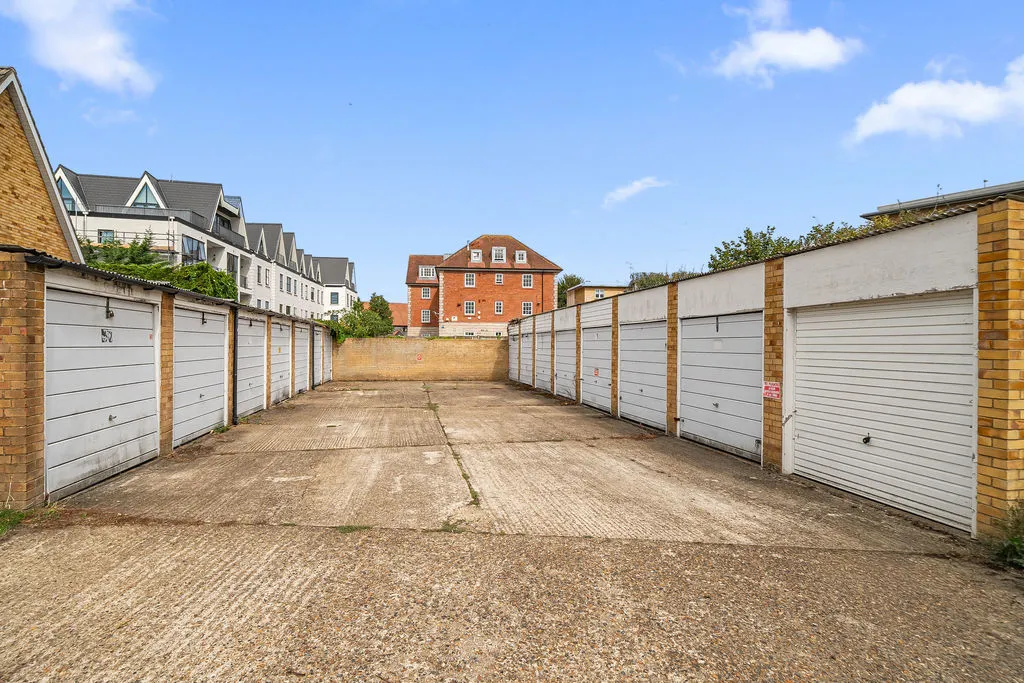 Hazelbank Court, Chertsey KT16 8PE, photo 12