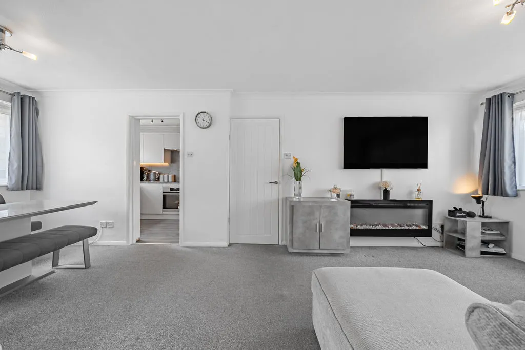 Hazelbank Court, Chertsey KT16 8PE, photo 4