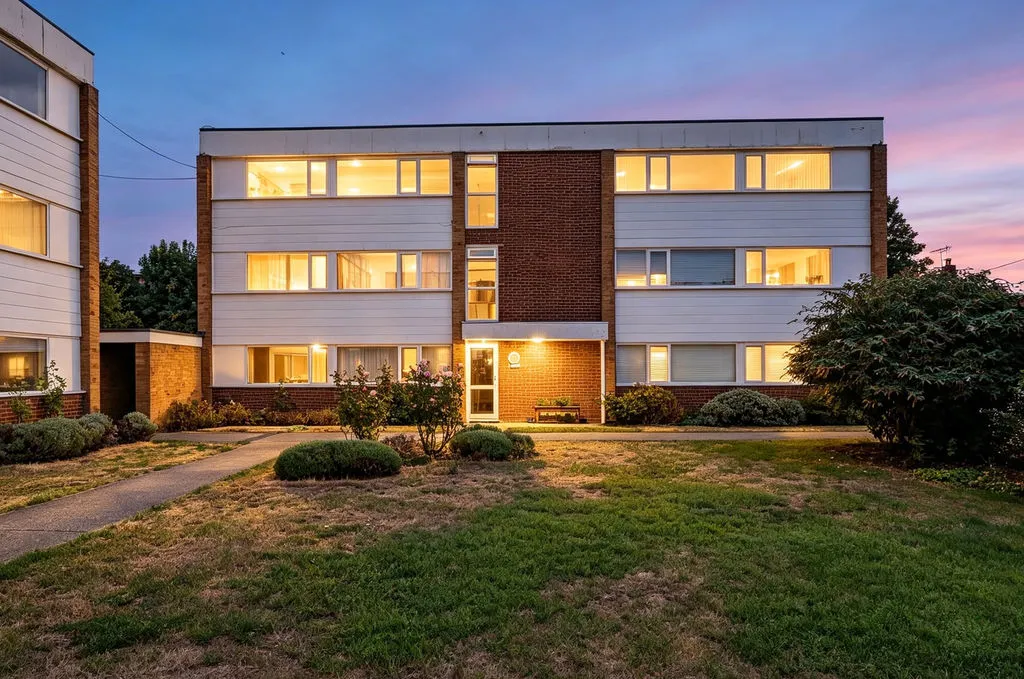 2 bed flat for sale — Hazelbank Court, Chertsey KT16 8PE