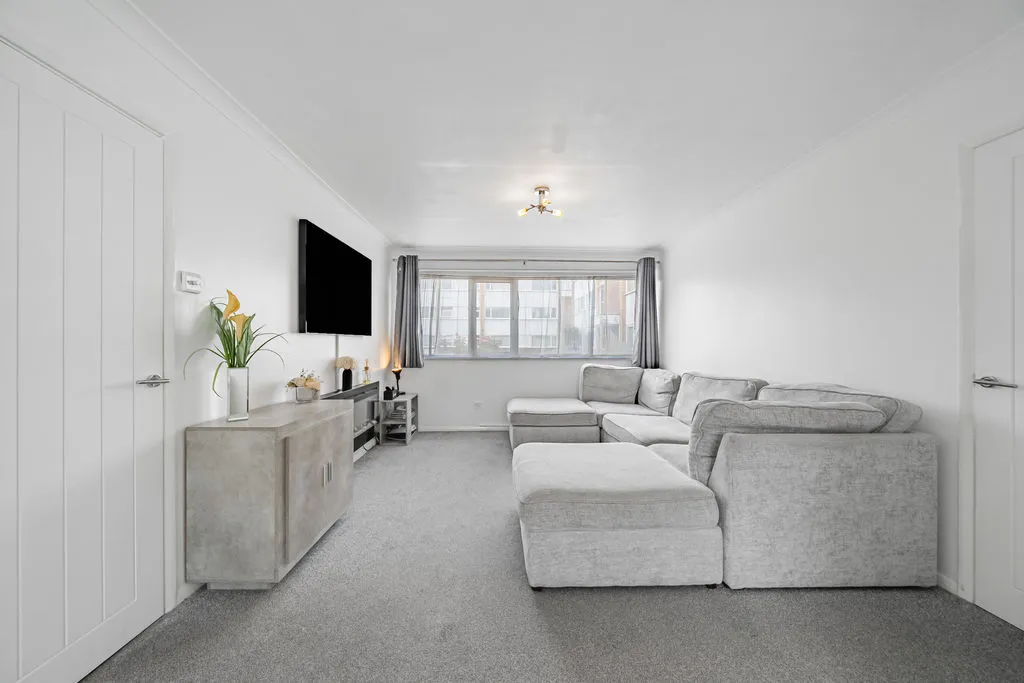 Hazelbank Court, Chertsey KT16 8PE, photo 6