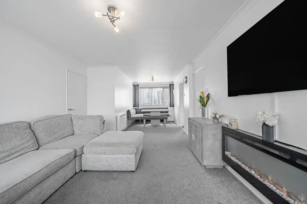 Hazelbank Court, Chertsey KT16 8PE, photo 3
