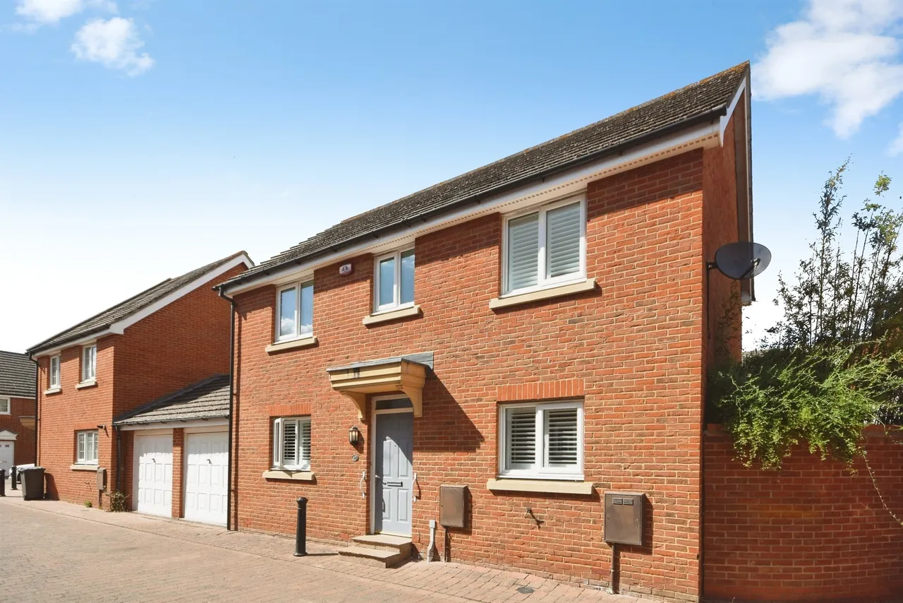 3 bed house for sale — Baden Powell Close, Great Baddow, Chelmsford