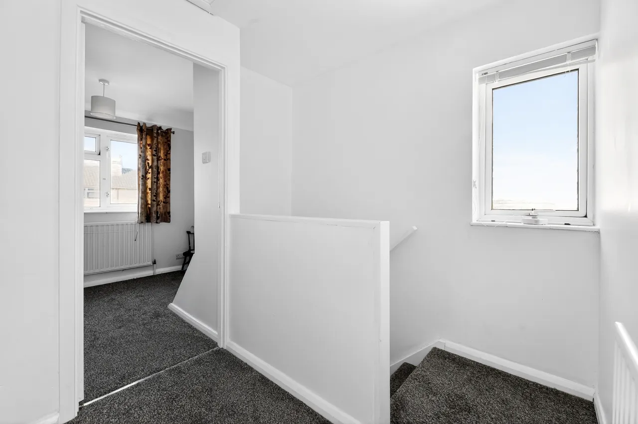 Montford Road, Sunbury-On-Thames, TW16, photo 3