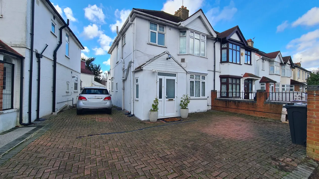4 bed house to rent — Heston Road, Hounslow