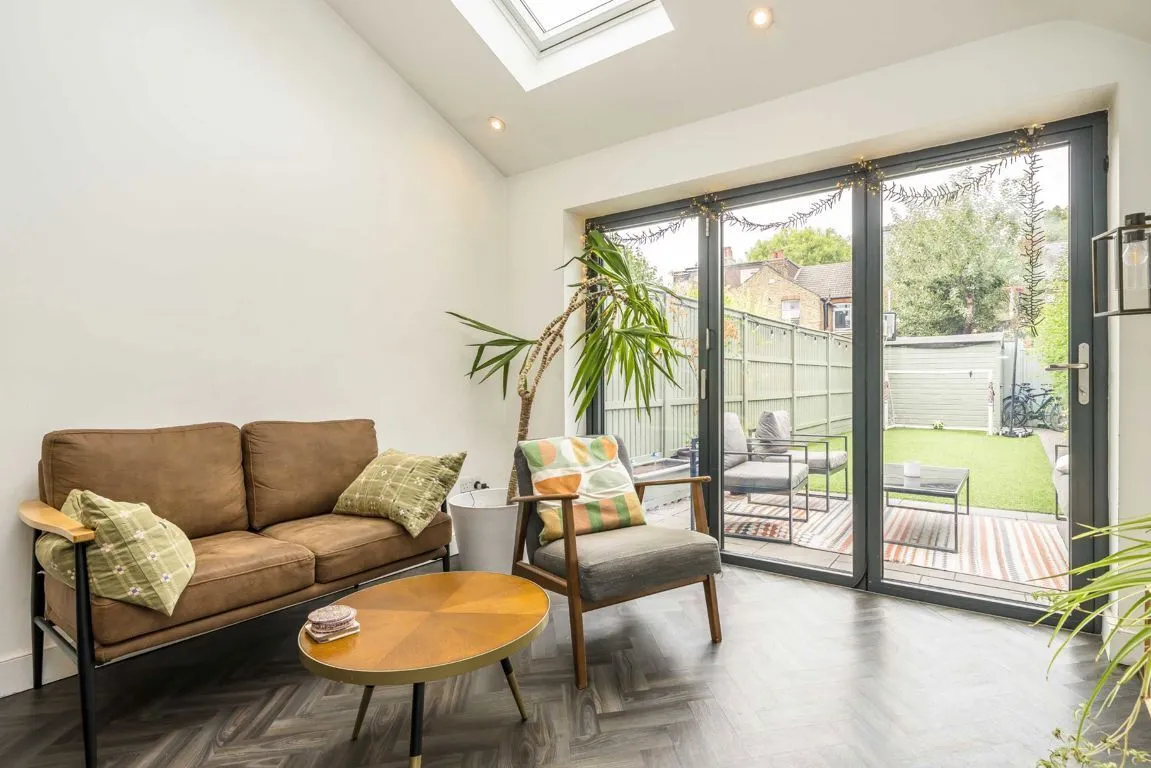 Myrtle Road, TW12, photo 4