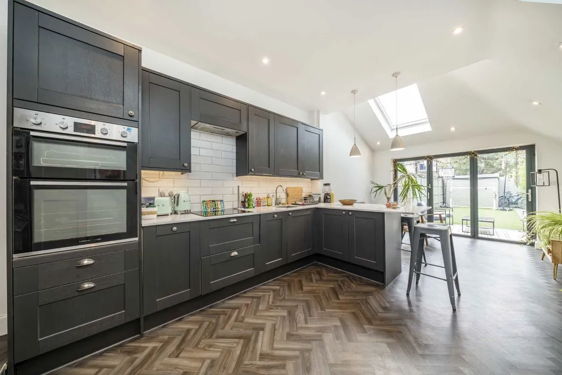 Myrtle Road, TW12, photo 3
