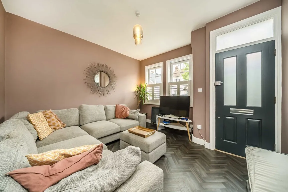 Myrtle Road, TW12, photo 2