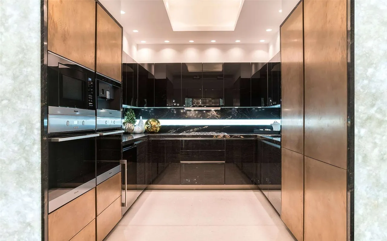 2 bed flat to rent — Park Street, London, W1K 7JB