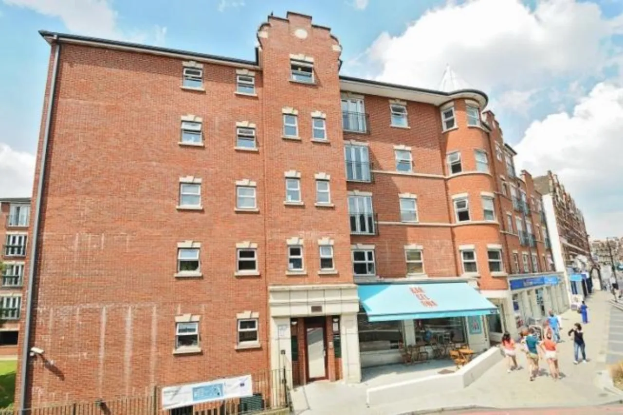Streatham High Road, London, SW16, photo 9