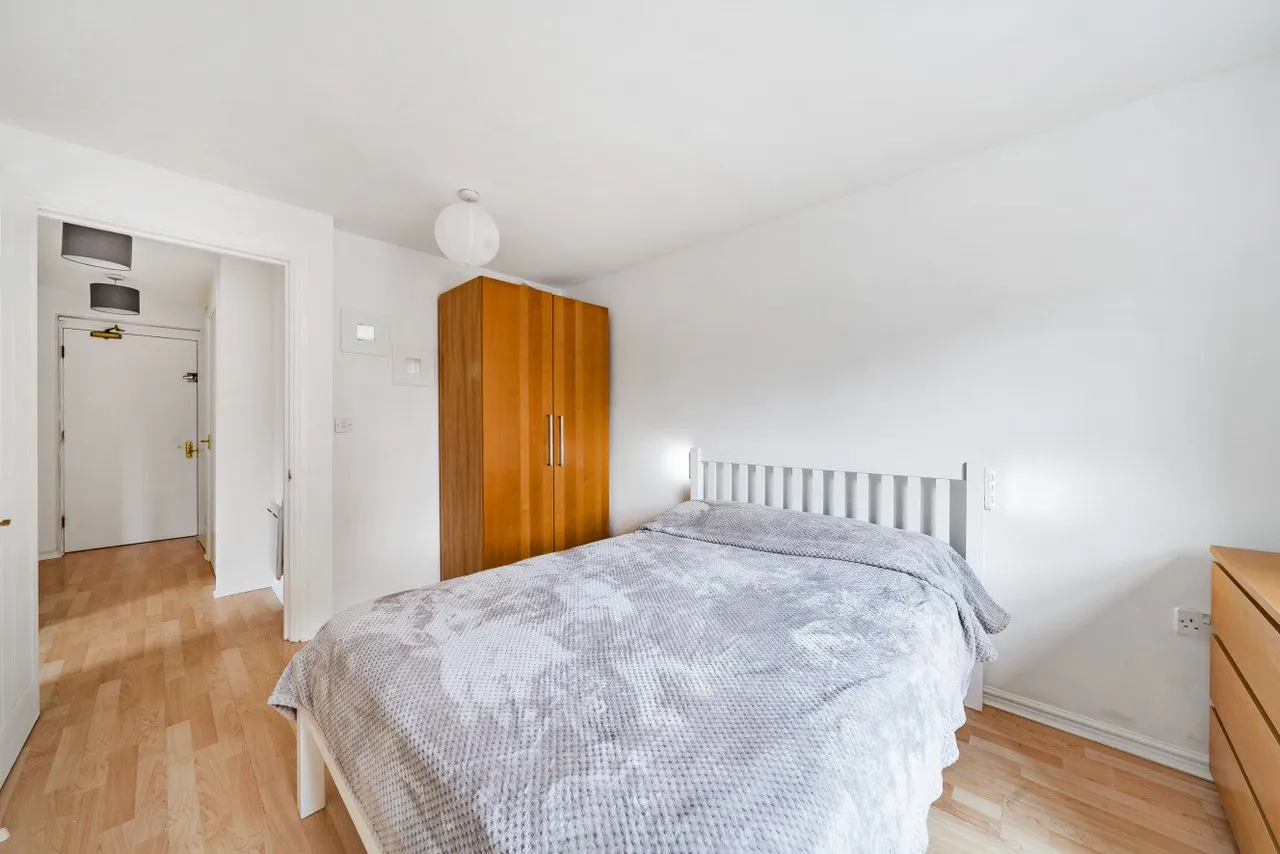 Streatham High Road, London, SW16, photo 4