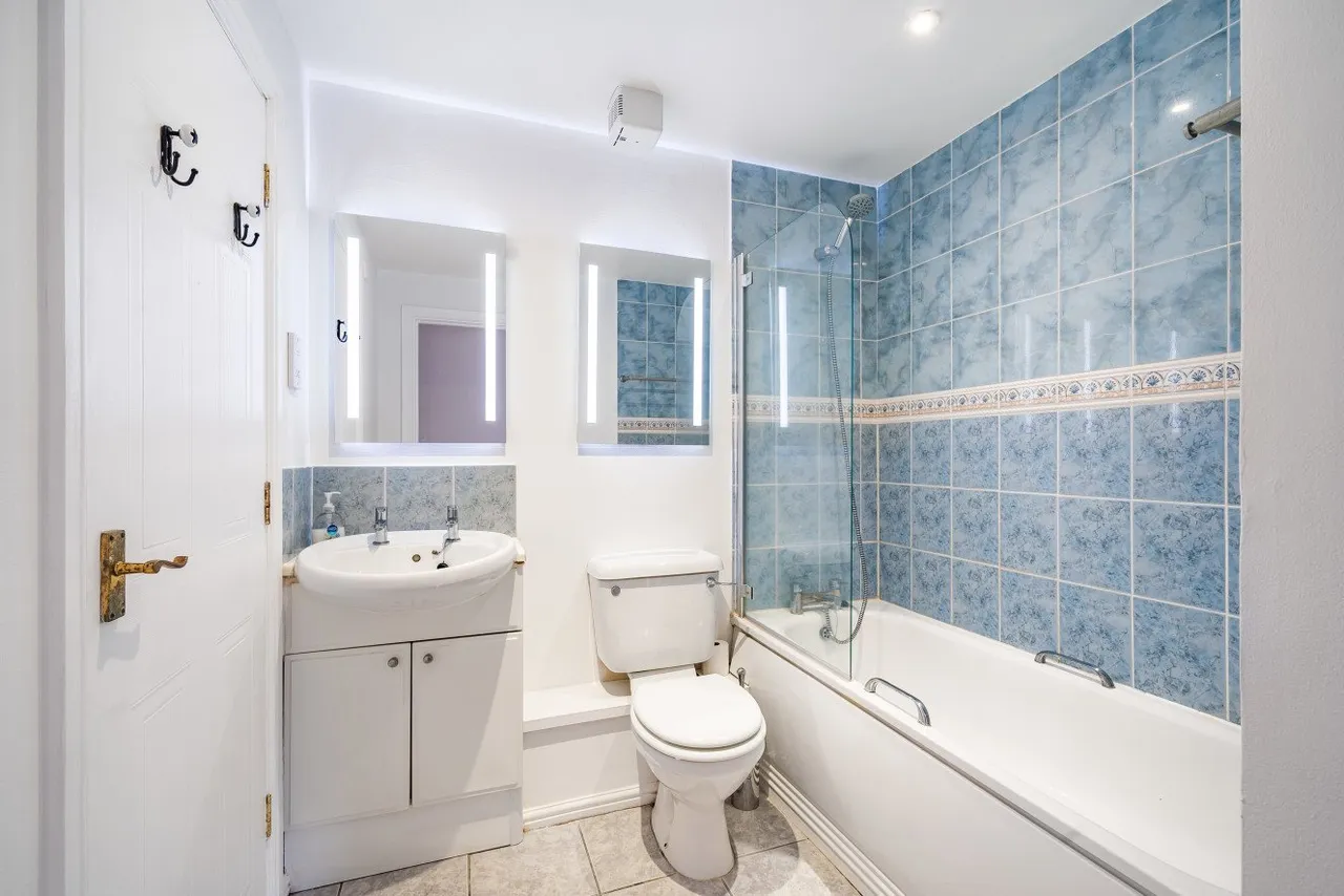 Streatham High Road, London, SW16, photo 5