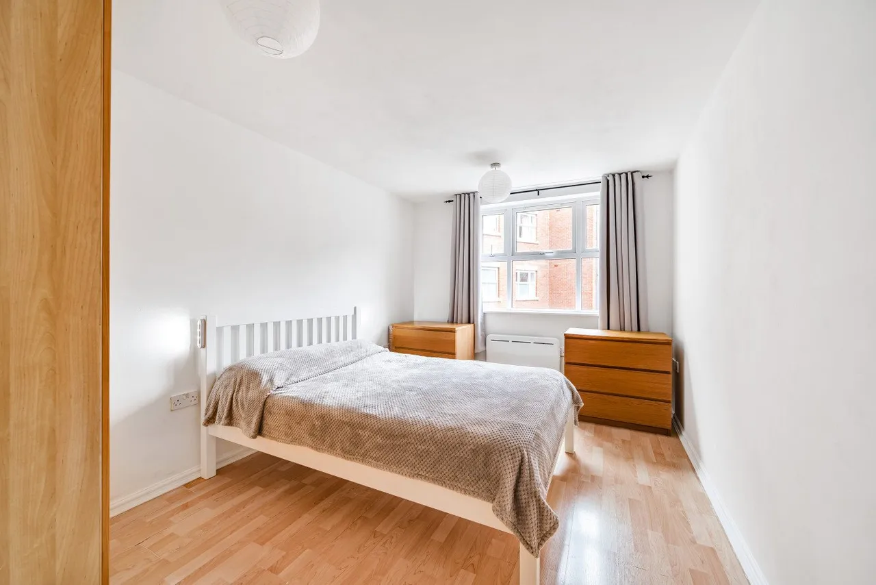 Streatham High Road, London, SW16, photo 3