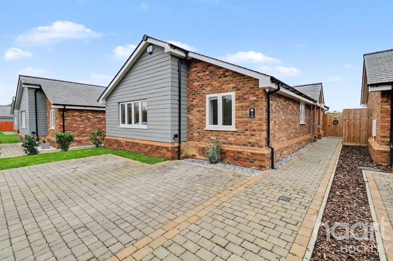 3 bed house for sale, Meadowbrook, Rochford, SS4