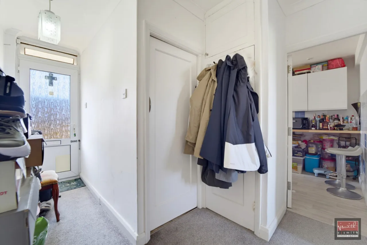 Oakhall Court, Sunbury-on-Thames, TW16, photo 4