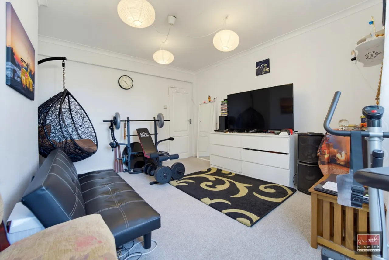 Oakhall Court, Sunbury-on-Thames, TW16, photo 2