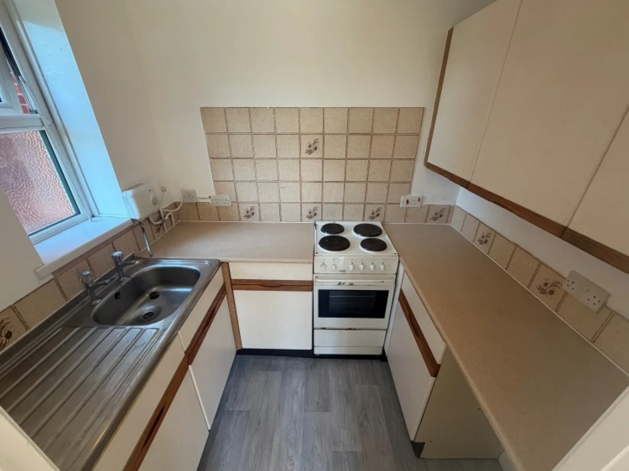 uk to rent — Flat 2, 9 Haden Hill Road, Halesowen, West Midlands, B63 3NE, UK