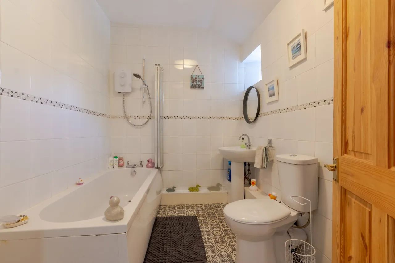 Main Street, Cottingley, BD16, photo 9
