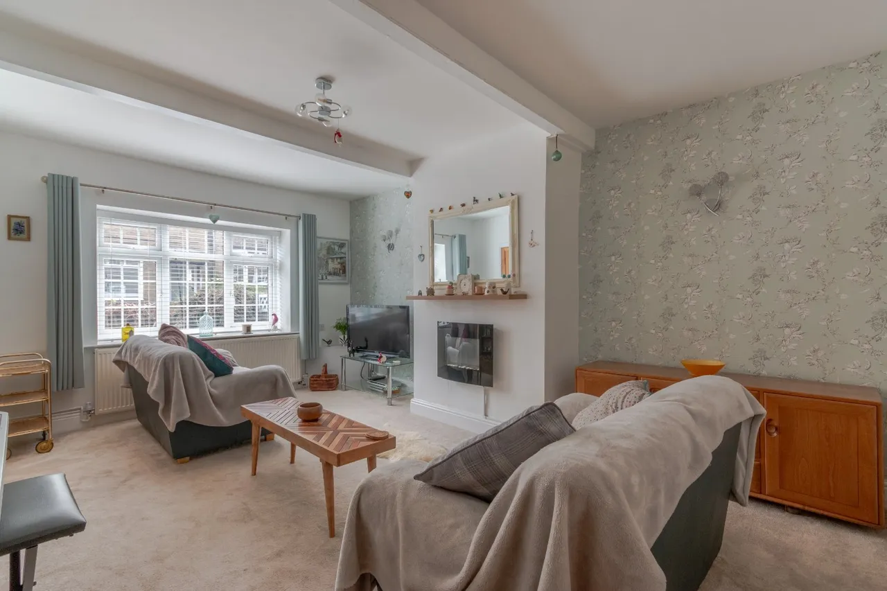 Main Street, Cottingley, BD16, photo 2